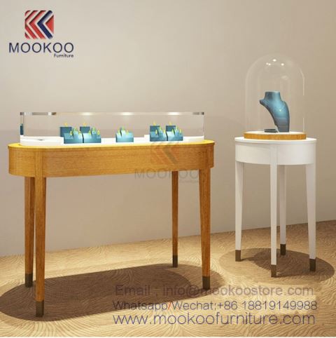 جیولری دکھاتا ہے