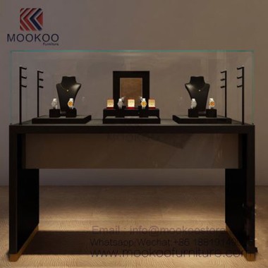 جواہرات توجہ دکھاتا ہے۔